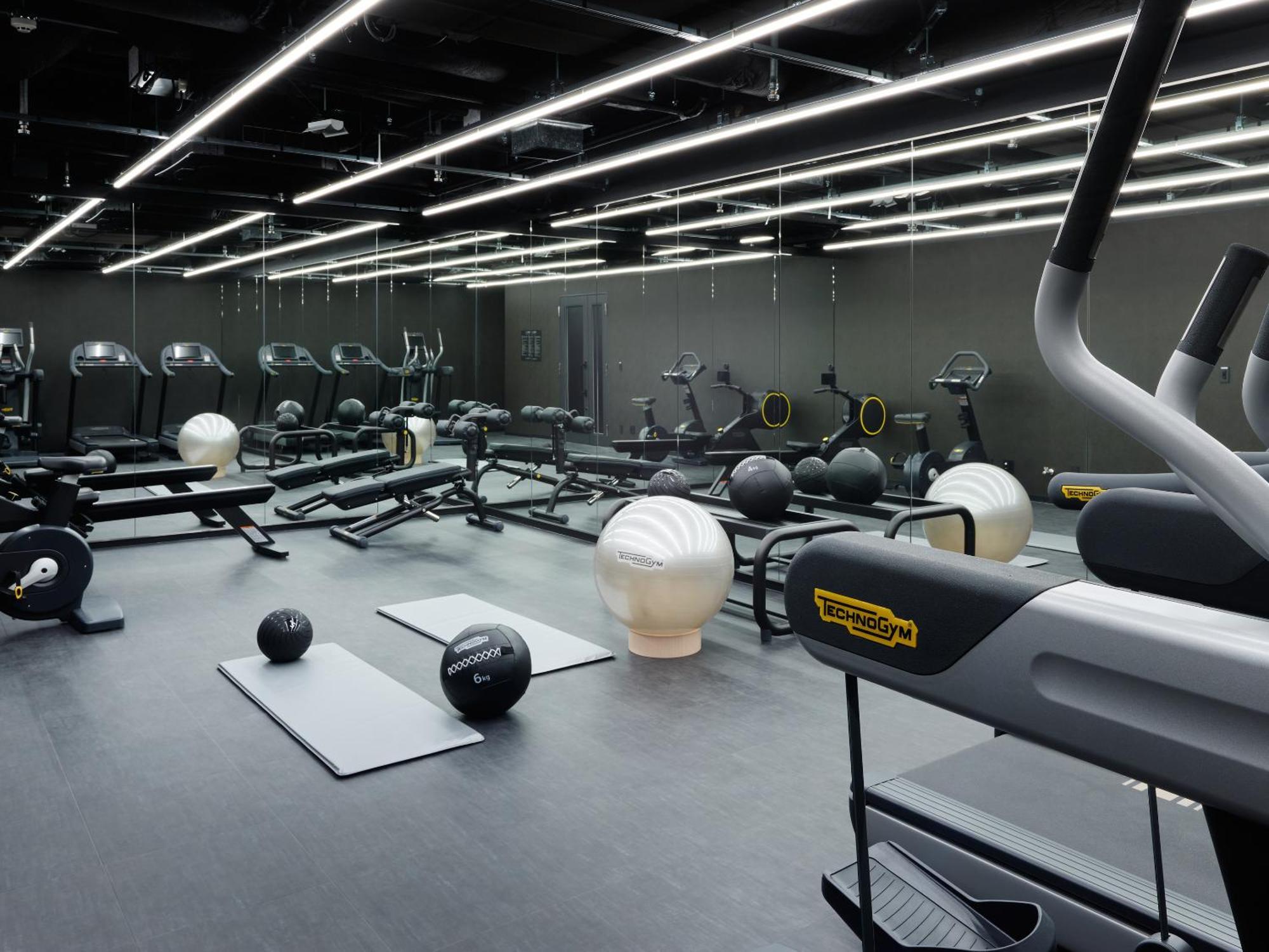 Mitsui Garden Hotel Roppongi Tokyo Premier Zewnętrze zdjęcie The gym at The Standard East Village