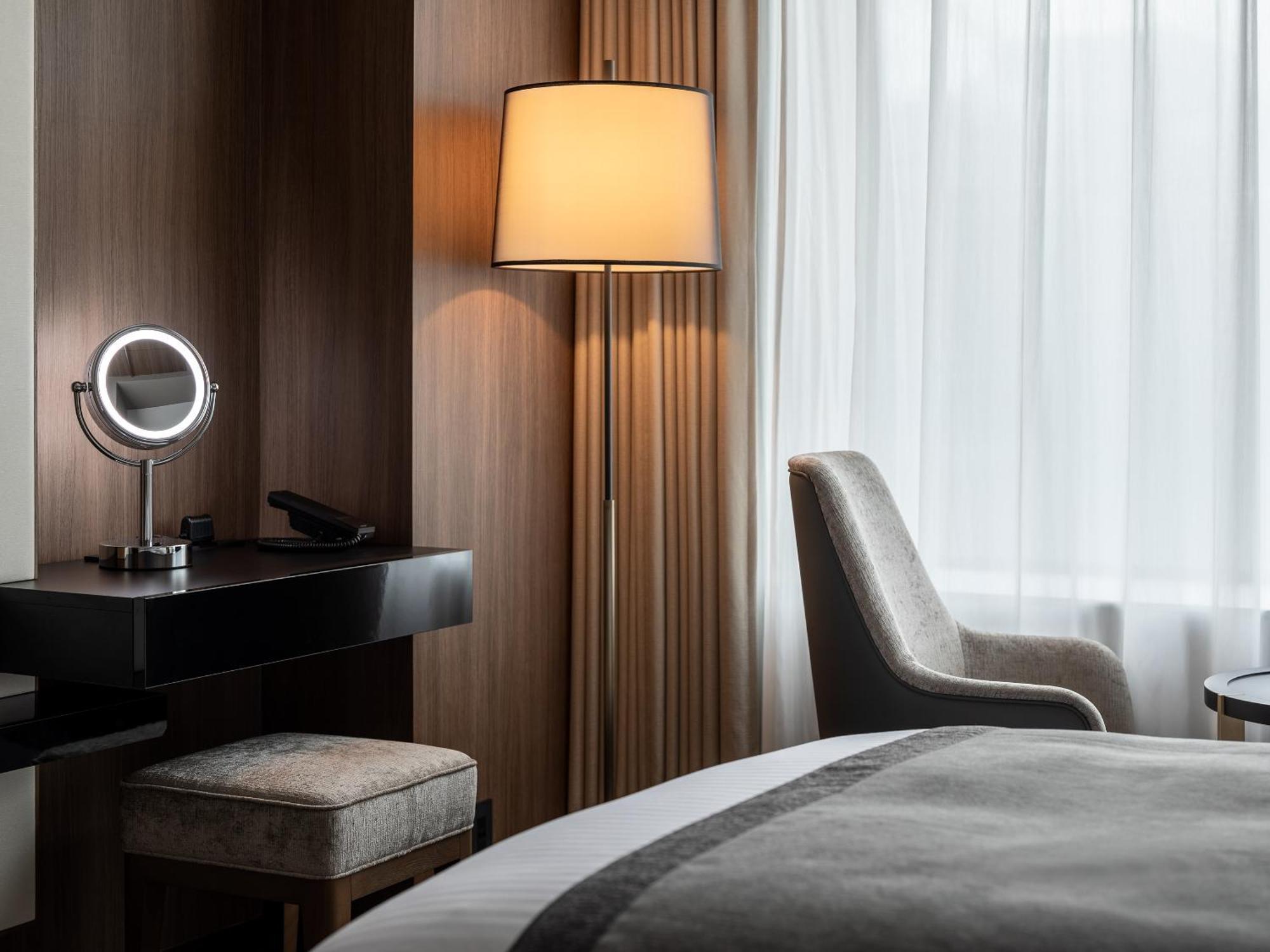 Mitsui Garden Hotel Roppongi Tokyo Premier Zewnętrze zdjęcie A floor lamp