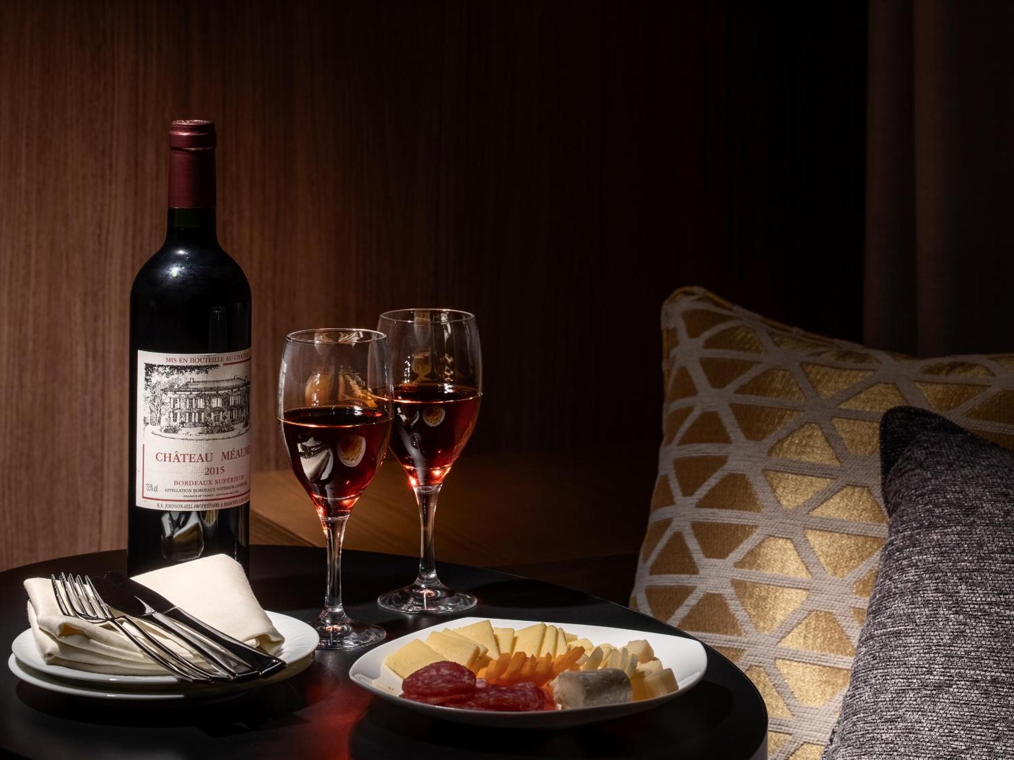 Mitsui Garden Hotel Roppongi Tokyo Premier Zewnętrze zdjęcie A bottle of Château Margaux 1994