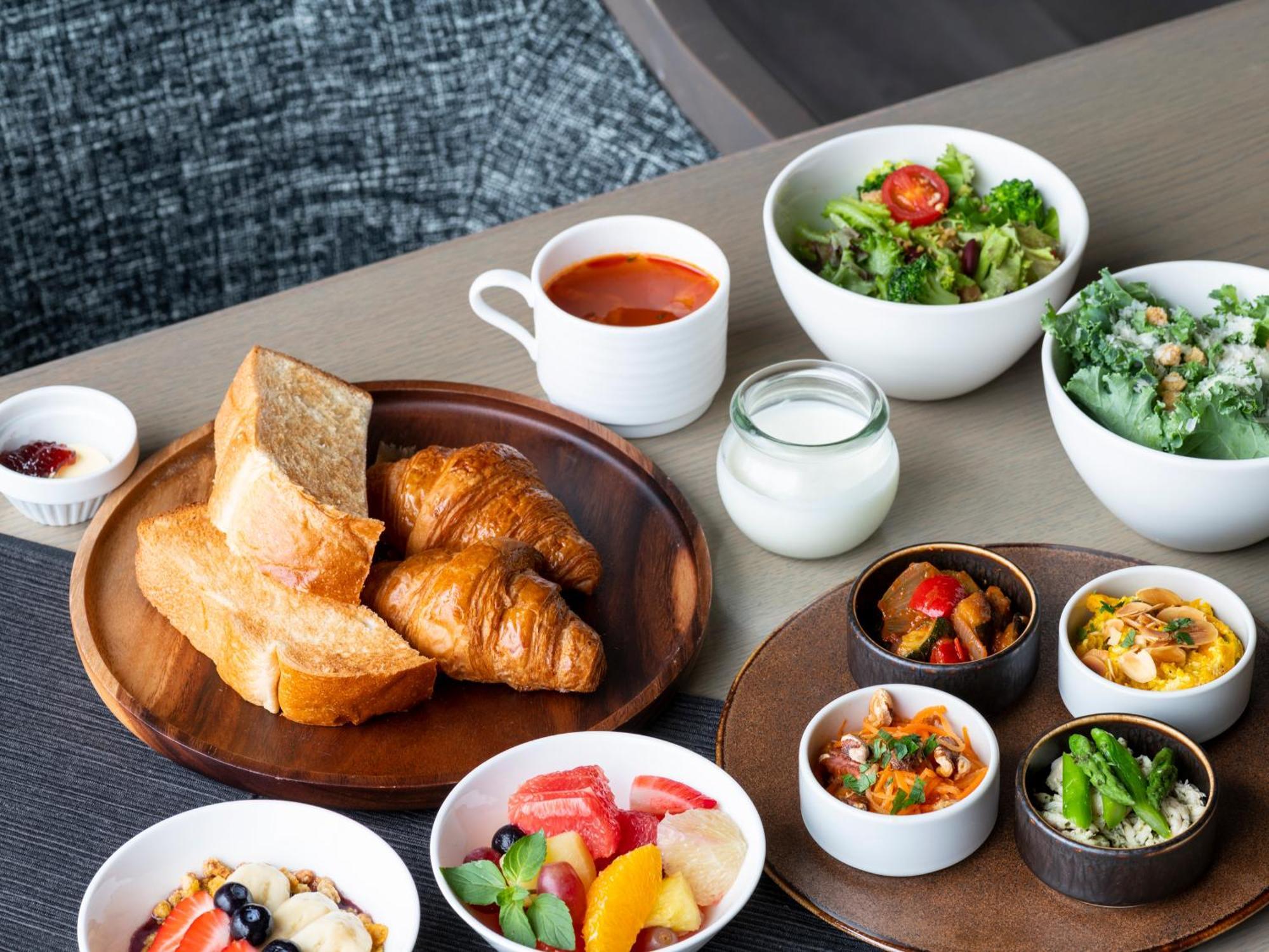 Mitsui Garden Hotel Roppongi Tokyo Premier Zewnętrze zdjęcie A selection of breakfast items